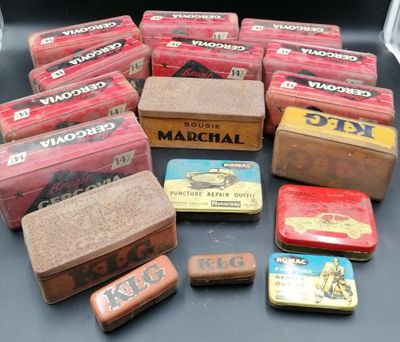 de nombreux types de boîtes de conserve sur la table