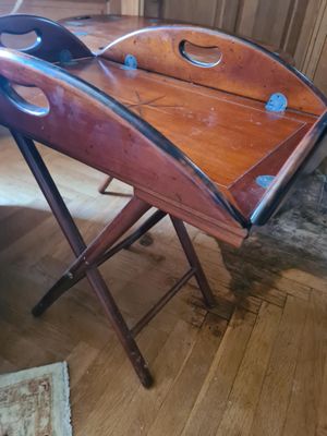 un plateau en bois posé sur une chaise pliante