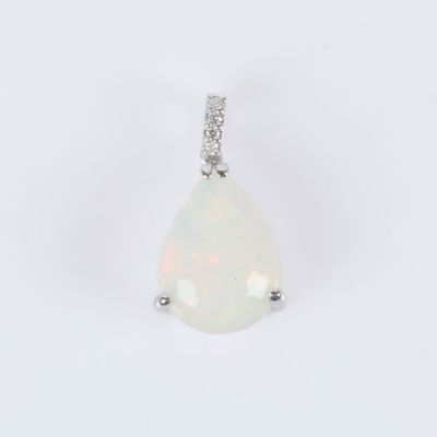 un pendentif en oplite et diamant sur fond blanc