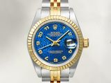 une montre au cadran bleu, montée sur un bracelet en or