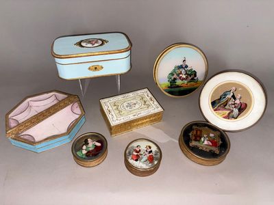 un grand nombre de petites boîtes posées sur une table