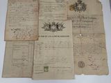 plusieurs vieux papiers sont posés sur une table