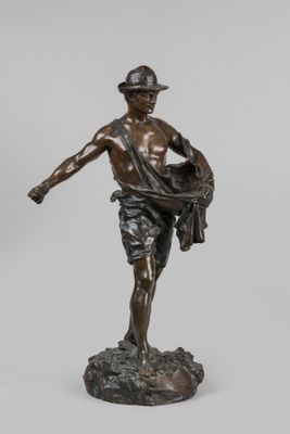 une image représentant une statue en bronze d'un homme tenant un sac