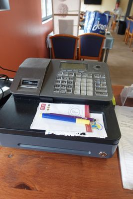 une photo d'un bureau sur lequel se trouvent un téléphone et une imprimante