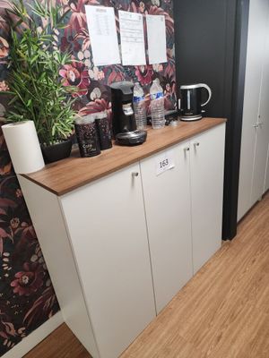 une photo d'une cuisine avec une cafetière posée sur le plan de travail