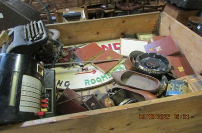 une boîte en bois remplie d'objets divers dans une pièce