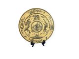 assiette jaune et noire ornée d'un motif représentant un château