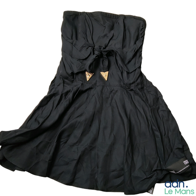 une robe noire ornée d'un nœud doré