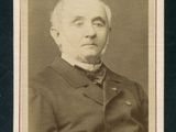 une vieille photo en noir et blanc représentant un homme en costume et nœud papillon