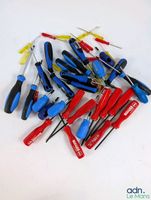 Lot de tournevis de différents modèles.