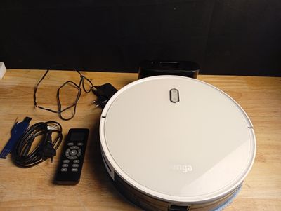 une photo d'un aspirateur robot posé sur une table en bois