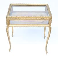 Vitrine en bois sculpté et doré de forme rectangulaire repos… (photo 5)