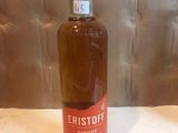 une bouteille de whisky posée sur une table
