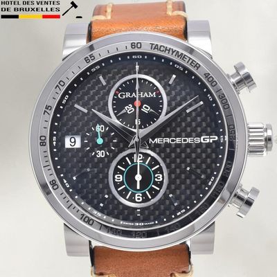 un gros plan d'une montre-bracelet avec un bracelet en cuir
