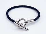 un bracelet en cuir noir avec un fermoir en argent sur fond blanc