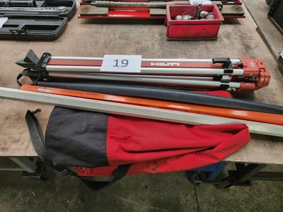 un grand nombre d'outils posés sur une table