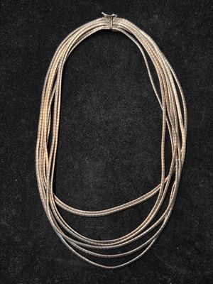 gros plan d'un collier sur une surface noire