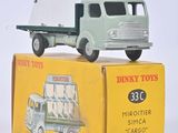 un camion jouet posé sur une boîte