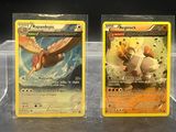 deux cartes Pokémon posées l'une à côté de l'autre sur une table