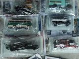 de nombreux types de véhicules miniatures dans des sachets en plastique