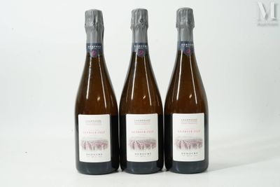 trois bouteilles de vin posées les unes à côté des autres sur une surface blanche