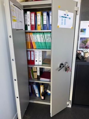 une armoire métallique contenant de nombreux dossiers et chemises