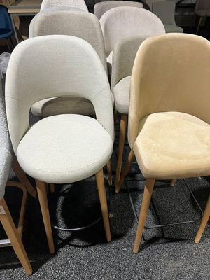 plusieurs chaises alignées