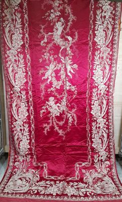 une vieille nappe rouge et blanche ornée d'un motif floral