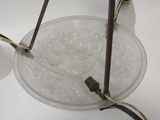 une lampe suspendue à un plafonnier