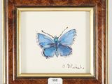 tableau représentant un papillon bleu, encadré dans un cadre en bois et accroché au mur