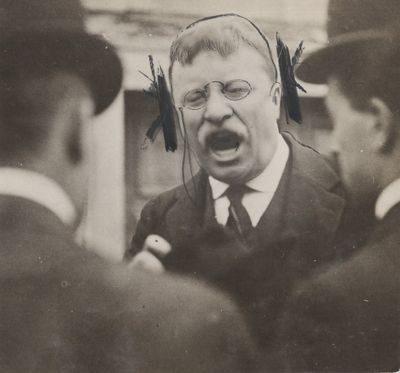 une vieille photo en noir et blanc d'un homme en costume-cravate, la bouche ouverte