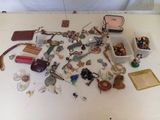 une table sur laquelle sont posés de nombreux bijoux