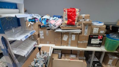 Important stock de fournitures de bureau et papeterie (BIC, …