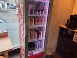 un distributeur automatique de Coca-Cola dans un coin d'un restaurant