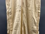 une photo d'un pantalon beige suspendu à un cintre