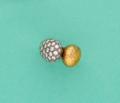 une paire de boucles d'oreilles en or et diamants sur fond turquoise