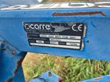 un gros plan d'une machine bleue sur laquelle est accrochée une étiquette