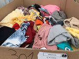 une boîte en carton remplie de vêtements et d'une étiquette de prix
