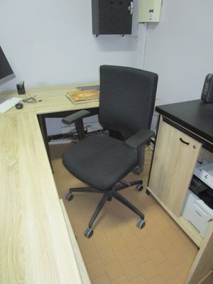 un bureau avec une chaise et un ordinateur dessus