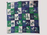 une image représentant une couette bleue et verte ornée d'un motif représentant un cheval et une calèche