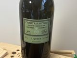 une bouteille de vin posée sur une caisse en bois