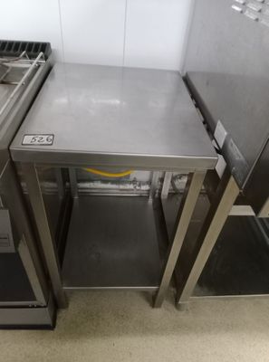 deux cuisinières en acier inoxydable et un évier dans une cuisine
