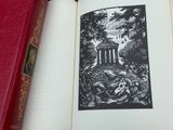 un livre ouvert avec, en arrière-plan, l'image d'un bâtiment