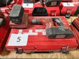 un grand nombre d'outils posés sur une table