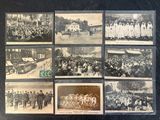 plusieurs vieilles photographies en noir et blanc représentant un groupe de personnes