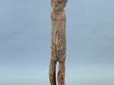 l'image d'une statue d'un homme avec un chapeau sur la tête