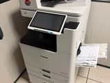 une imprimante posée sur un bureau