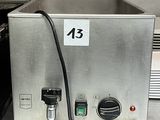 une image représentant un évier en acier inoxydable sur lequel figure un numéro