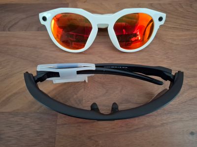 une paire de lunettes de soleil et une paire de lunettes de vue posées sur une table