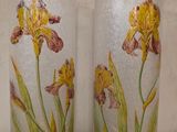 deux vases décorés de fleurs, posés sur une table